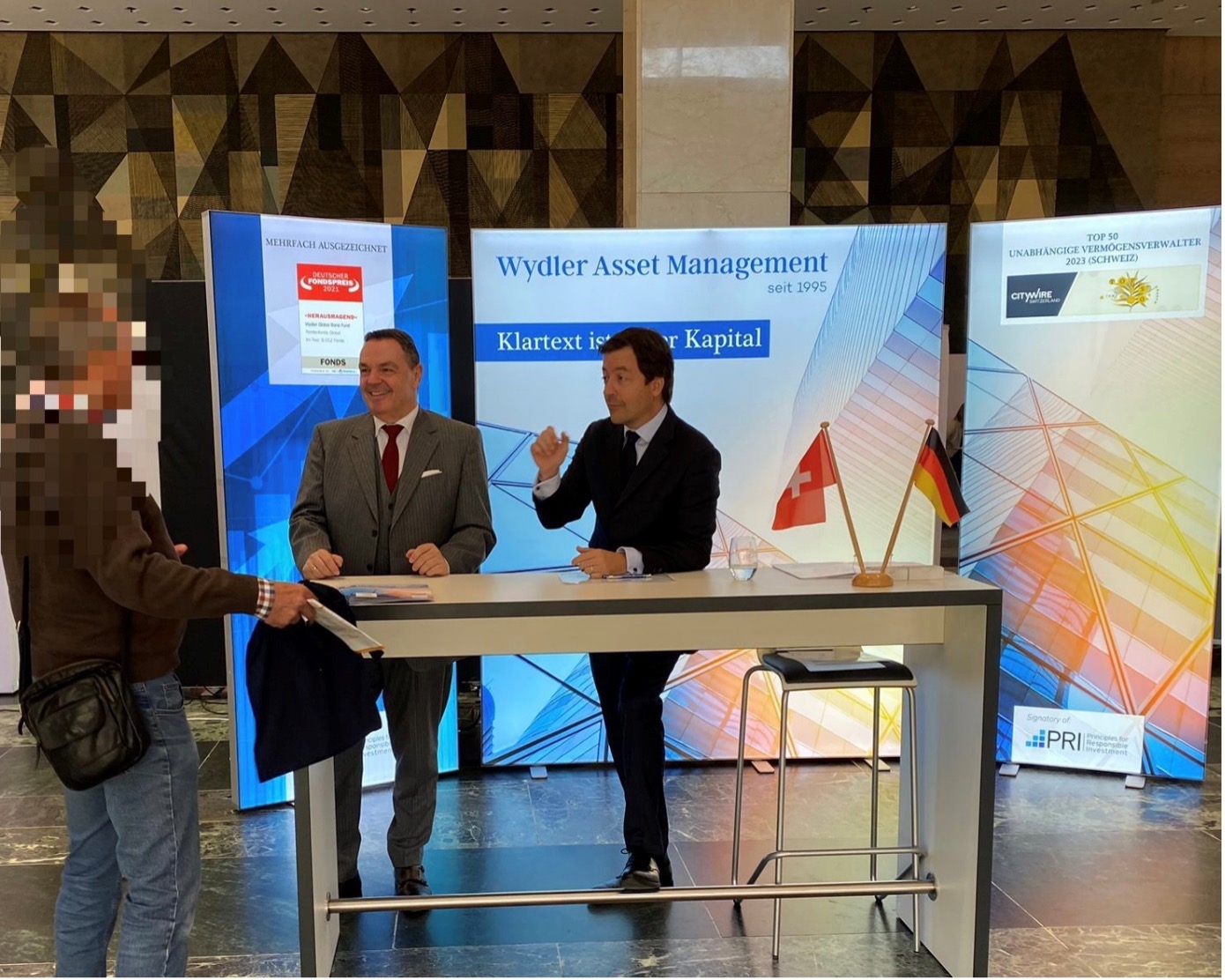 Wydler Asset Management - Messe Börsentag Nürnberg Thomas Fischer und Christian Weber im Gespräch mit Besucher Wydler Asset Management - Messe Börsentag Nürnberg Thomas Fischer und Christian Weber im Gespräch mit Besucher