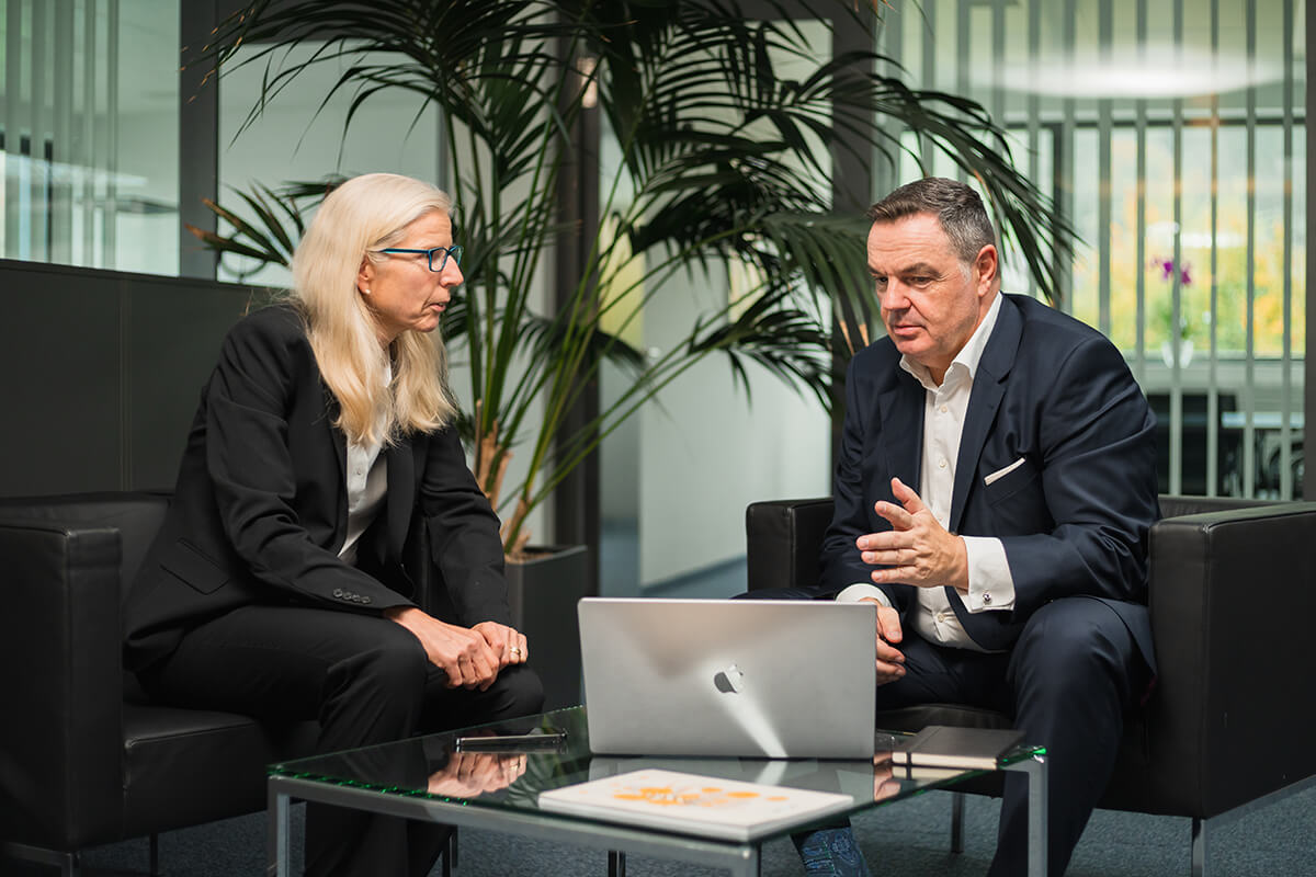 Wydler Invest Management - Gespräch in der Louge